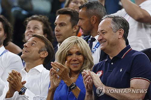 지난 11일(현지시간) 파리 올림픽 농구 경기 관람하는 더그 엠호프.      [파리 로이터=연합뉴스]